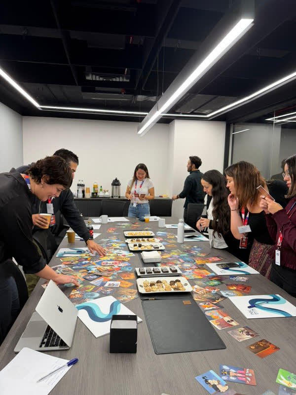 Equipo trabajando con tarjetas sobre la mesa en el laboratorio comercial