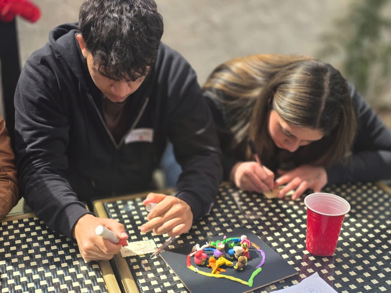 Participantes de team building modelando figuras en plasticina